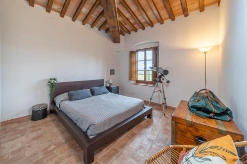 ein Schlafzimmer mit einem Bett und einer Kamera in der Unterkunft Fornace di Bonazza in Tavarnelle in Val di Pesa