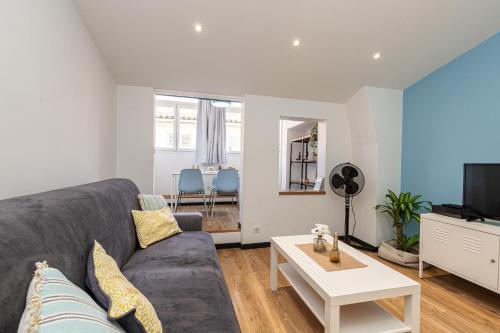 un salon avec un canapé et une télévision dans l'établissement Old Town Studio, à Nice