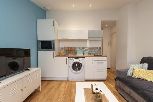 une cuisine et un salon avec laveuse et sécheuse dans l'établissement Old Town Studio, à Nice