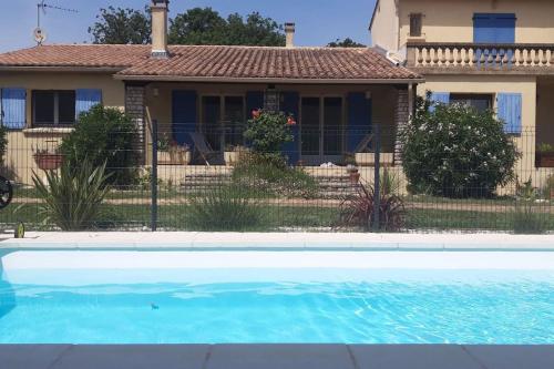 Photo de la galerie de l'établissement Villa provençale avec piscine et appartement privatif, à Blauzac
