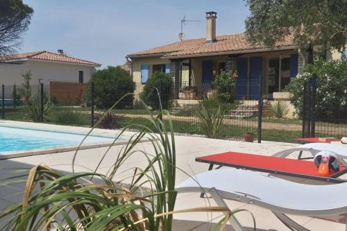 Photo de la galerie de l'établissement Villa provençale avec piscine et appartement privatif, à Blauzac