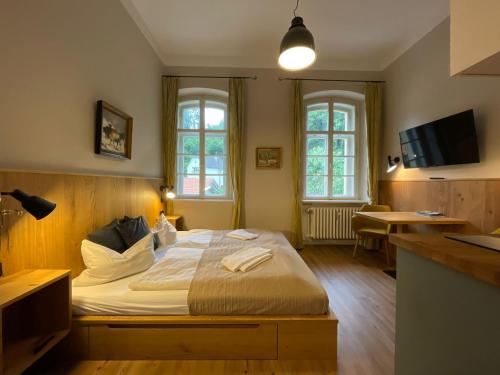 ein Schlafzimmer mit einem großen Bett in einem Zimmer in der Unterkunft ciao-aschau Haus zur Burg Ap112 Burgblick in Aschau