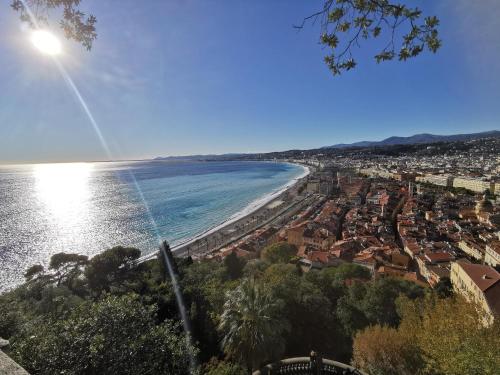 une vue d'une plage avec des maisons et l'océan dans l'établissement Double room with great view, à Nice