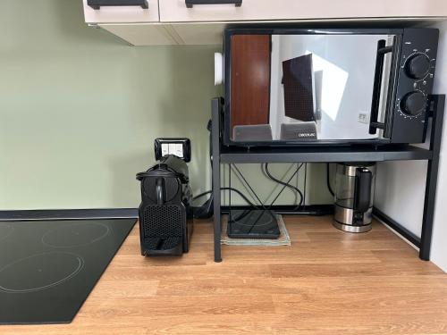 a room with a tv and a computer on a stand at Appartamento vicino spiaggia in Portoscuso