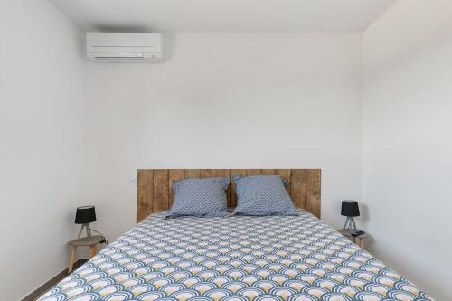 - une chambre avec un lit doté d'une couette bleue dans l'établissement Villa MOON - 600m plage - clim - 6 pers - Cap d'Agde, au Cap d'Agde