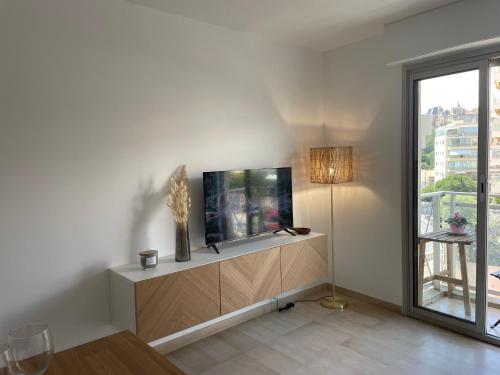 un soggiorno con un acquario su un mobile di Studio Balcon Centre Plage a Cannes