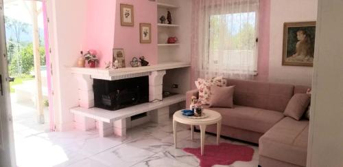uma sala de estar com um sofá e uma lareira em ViLLETTA CLAUDETTA em Laveno-Mombello