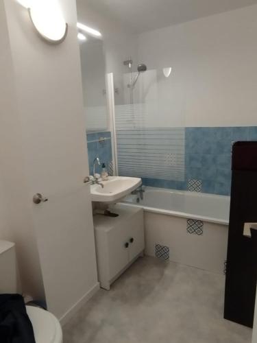 une salle de bain avec un lavabo, des toilettes et une baignoire dans l'établissement Cottage à 2 mn à pied de la mer, à Merville-Franceville-Plage