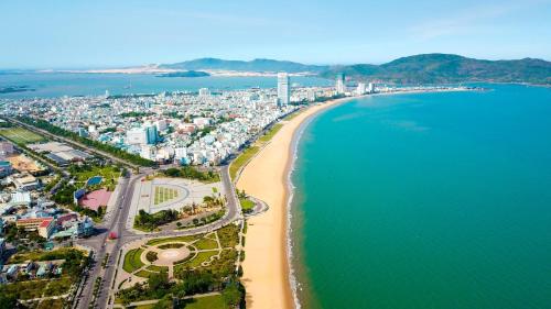 una vista aerea su una spiaggia e sull'oceano di Suri's Homestay a Quy Nhon