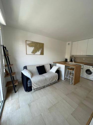 un soggiorno con divano e cucina di Studio Balcon Centre Plage a Cannes
