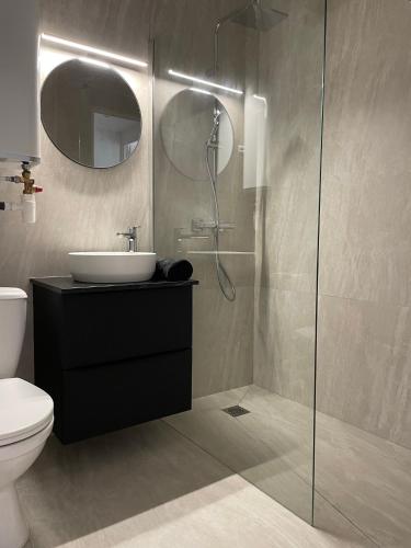 un bagno con lavandino, WC e doccia di Studio Balcon Centre Plage a Cannes