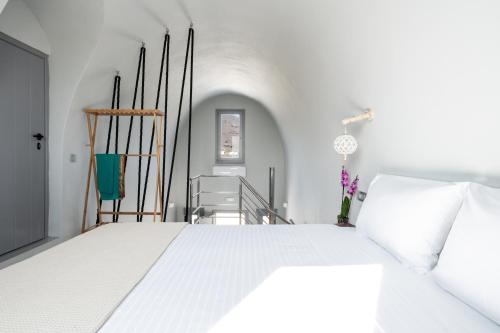 Ένα ή περισσότερα κρεβάτια σε δωμάτιο στο MelivOia house collection - Private Jacuzzi Villas