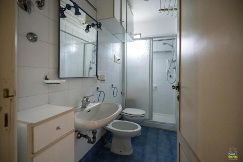 e bagno con lavandino, servizi igienici e doccia. di BELVEDERE SULLE MURA a Pesaro