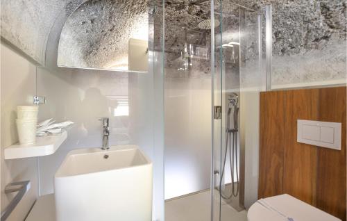 La salle de bains est pourvue d'une douche, de toilettes et d'un lavabo. dans l'établissement Lovely Home In Terzigno With Wifi, à Terzigno