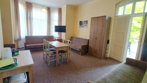 ein Wohnzimmer mit einem Sofa und einem Tisch in der Unterkunft Willa "Hel" in Krynica Morska