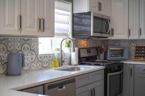 a kitchen with a sink and a stove top oven at Home 15 min from Starved Rock and Chicago Skydive! in Ottawa