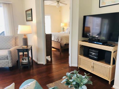 Μια τηλεόραση ή/και κέντρο ψυχαγωγίας στο Holden Hideaway condo