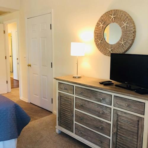 Μια τηλεόραση ή/και κέντρο ψυχαγωγίας στο Holden Hideaway condo