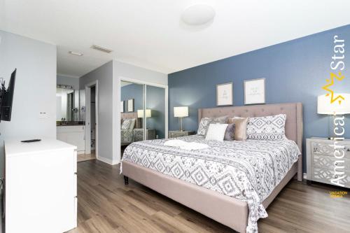 sypialnia z łóżkiem i niebieską ścianą w obiekcie 3BR Apartment near Disney w mieście Kissimmee
