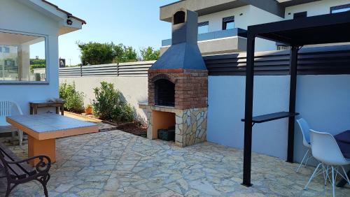 Un patio o zona al aire libre en Best Buy Apartments Fažana Valbandon