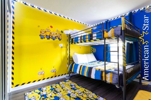 sypialnia z 2 łóżkami piętrowymi i żółtymi ścianami w obiekcie 3BR Apartment near Disney w mieście Kissimmee