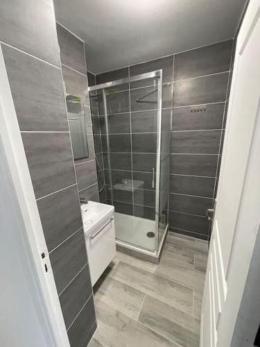 a bathroom with a shower and a toilet at Home DisneyLand Paris avec Parking wifi in Lagny