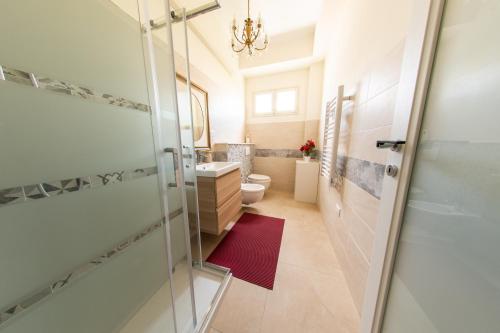 uma casa de banho com um chuveiro, um lavatório e um WC. em B&B DOMUS DEIANAS em Cagliari