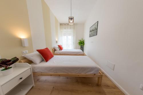 um quarto com 2 camas e uma escada em B&B DOMUS DEIANAS em Cagliari