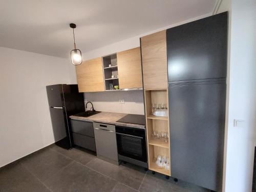 een keuken met een zwarte koelkast in de kamer bij Cosmopolit by Riba in Braşov