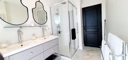 y baño con lavabo y espejo. en Paradise view en Villefranche-sur-Mer
