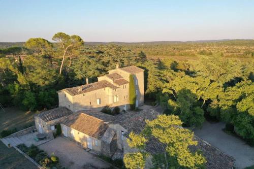 una vista aérea de una casa en un campo en Domaine de Bonelli, en Conqueyrac