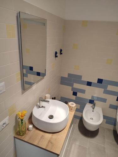 ein Bad mit einem Waschbecken und einem WC in der Unterkunft Il Glicine - anemone in Paciano