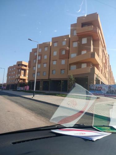 een uitzicht op een gebouw vanaf een autoruit bij Appart marackech in Marrakesh