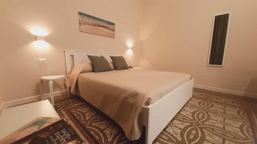 a small bedroom with a bed in a room at Residenza La Terrazza locazione turistica in Bari