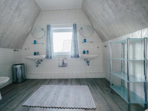 a bathroom with two sinks and a window at Küstenhaus Gerken in Büsum