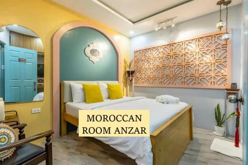 Cette chambre comprend un lit et un miroir. dans l'établissement Rain Airport Bed and Breakfast, à Manille