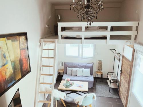 Cette petite chambre comprend des lits superposés et une table. dans l'établissement Loft Mandallaz - Au coeur de la ville, à Annecy