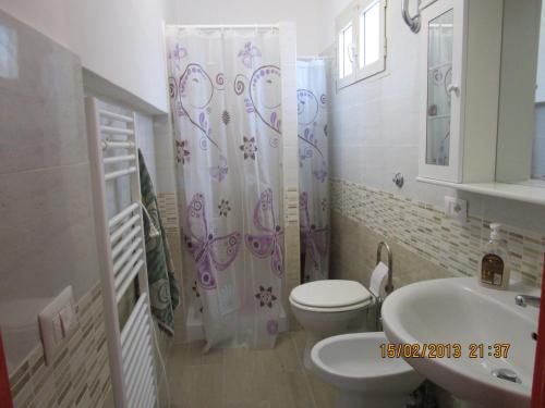uma casa de banho com um WC e um lavatório em Relax em Monte Libretti