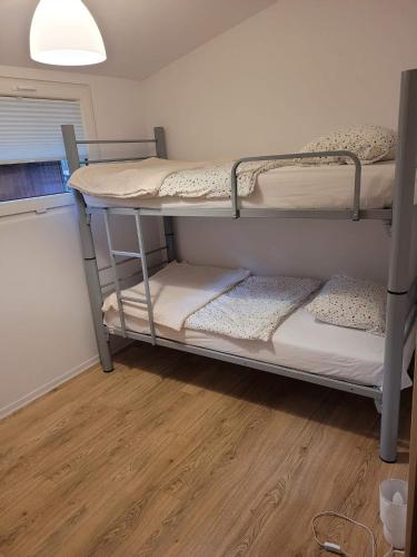 2 Etagenbetten in einem Zimmer mit Holzboden in der Unterkunft Domek na Mazurach in Angerburg