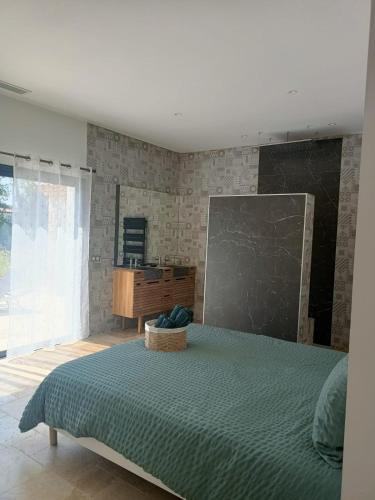 une chambre avec un lit et un tableau noir au mur dans l'établissement Villa au calme, à Montauroux