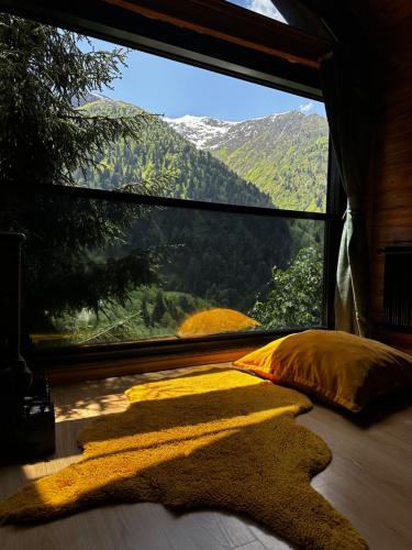 Schlafzimmer mit einem großen Fenster mit Bergblick in der Unterkunft Ayder Dağ Evi in Ayder Yaylasi