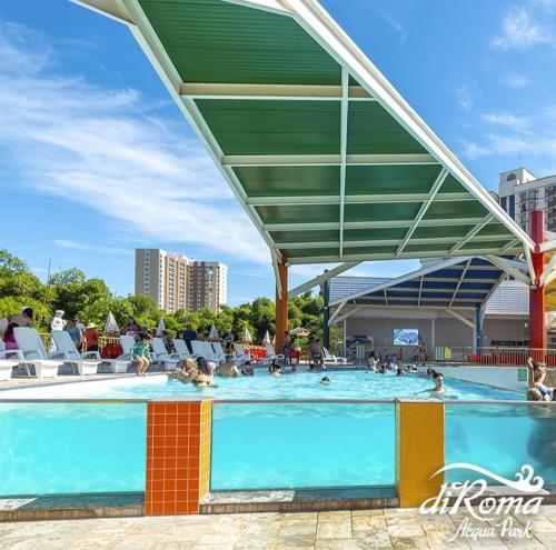 - une grande piscine avec des personnes dans l'établissement Spazzio diRoma acesso diRoma Acqua Park gratuito Star Temporada, à Caldas Novas