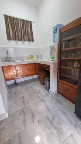 uma casa de banho com um lavatório e um balcão em Catra homestay beach apartments em Candidasa