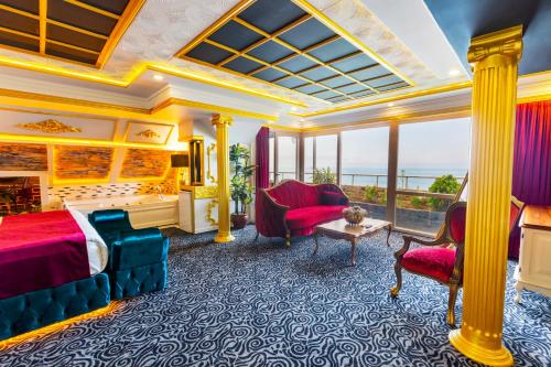 Habitación de hotel con cama y balcón en Andalouse Elegant Suite Hotel en Trabzon