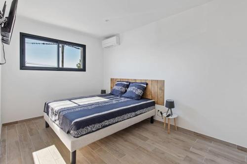 une chambre avec un lit et une fenêtre dans l'établissement Villa SUN - 600m plage - clim - 6 pers - Cap d'Agde, au Cap d'Agde
