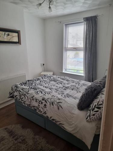 1 dormitorio con cama y ventana en Margate Town House, en Kent