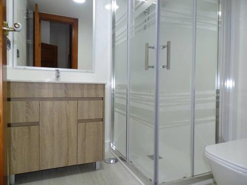 W łazience znajduje się prysznic, toaleta i lustro. w obiekcie Apartamento con encanto junto a la Plaza Mayor w Madrycie