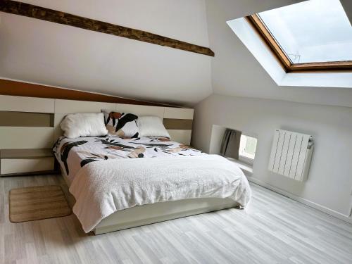 a bedroom with a large bed in a attic at Appartement climatisé Le Gambetta in Pont-à-Mousson