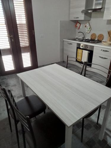 Kuchyň nebo kuchyňský kout v ubytování Ferruccio's House