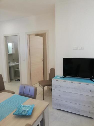 Μια τηλεόραση ή/και κέντρο ψυχαγωγίας στο Casa Cinzia diamond 104